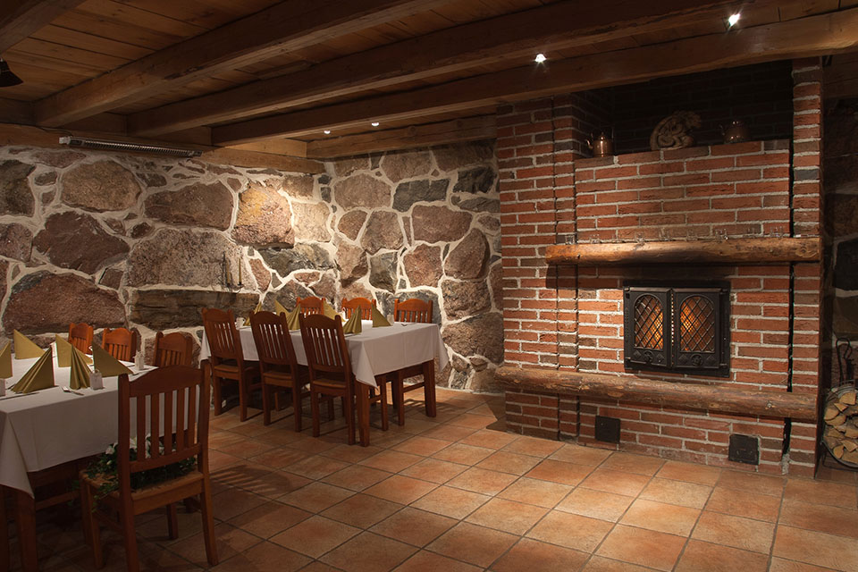 Makasiiniravintola alakerta